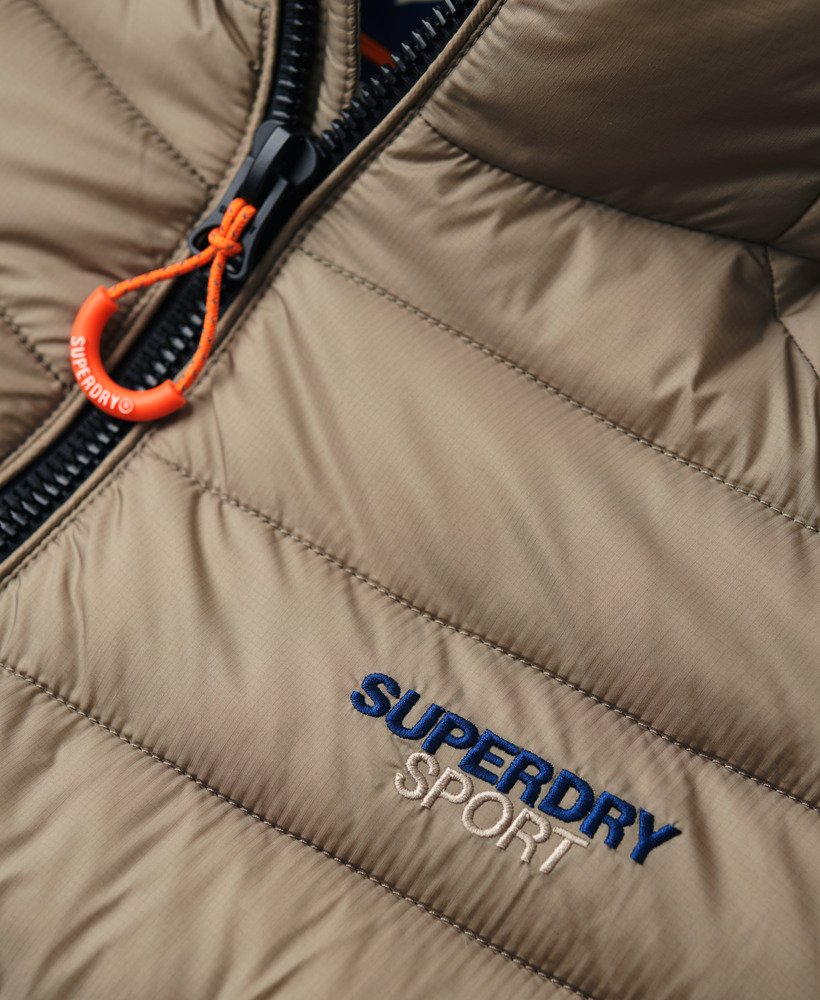 gewatteerde fuji-jas met capuchon in diepbeige slubstof
