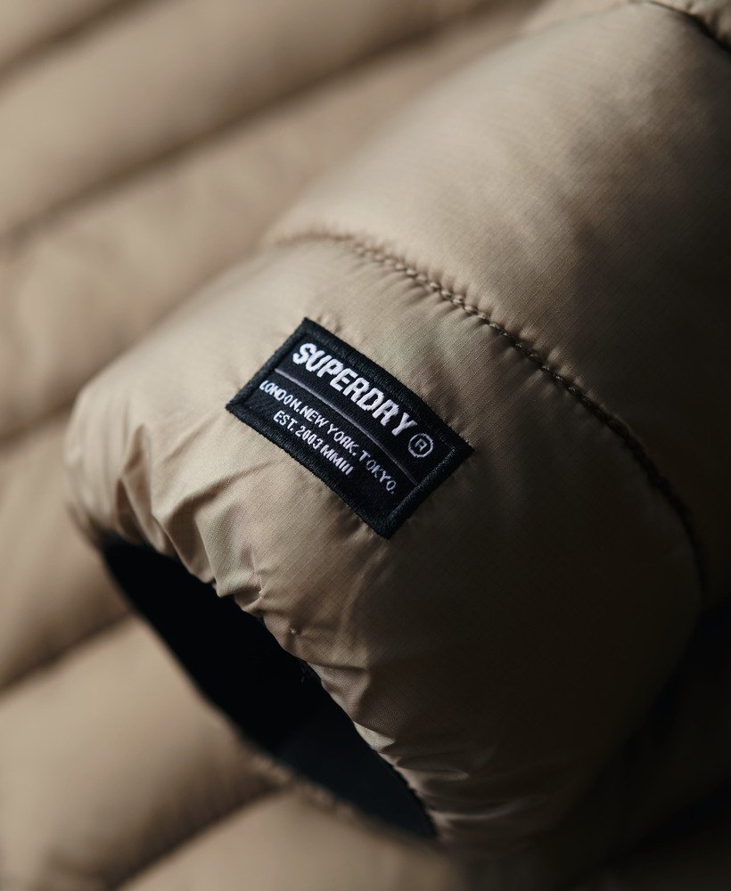 gewatteerde fuji-jas met capuchon in diepbeige slubstof