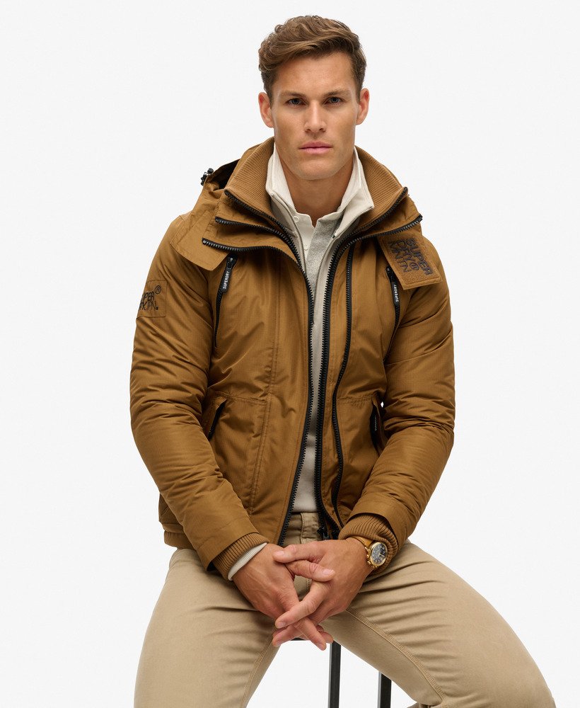 windbreakerjack met capuchon in de kleur mountain van denim co. tabaksbruin.