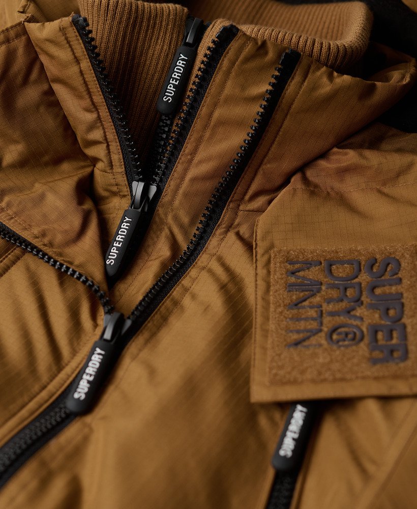 windbreakerjack met capuchon in de kleur mountain van denim co. tabaksbruin.