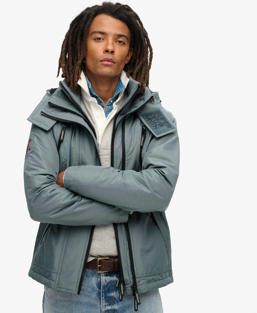 windjack met capuchon in stormachtig weerblauw.