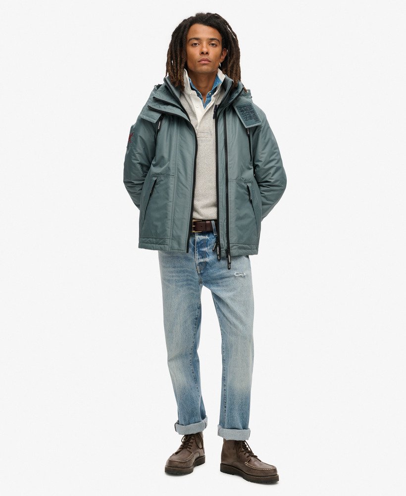 windjack met capuchon in stormachtig weerblauw.