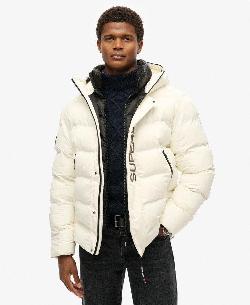 gewatteerde jas met capuchon en stadsprint in off white