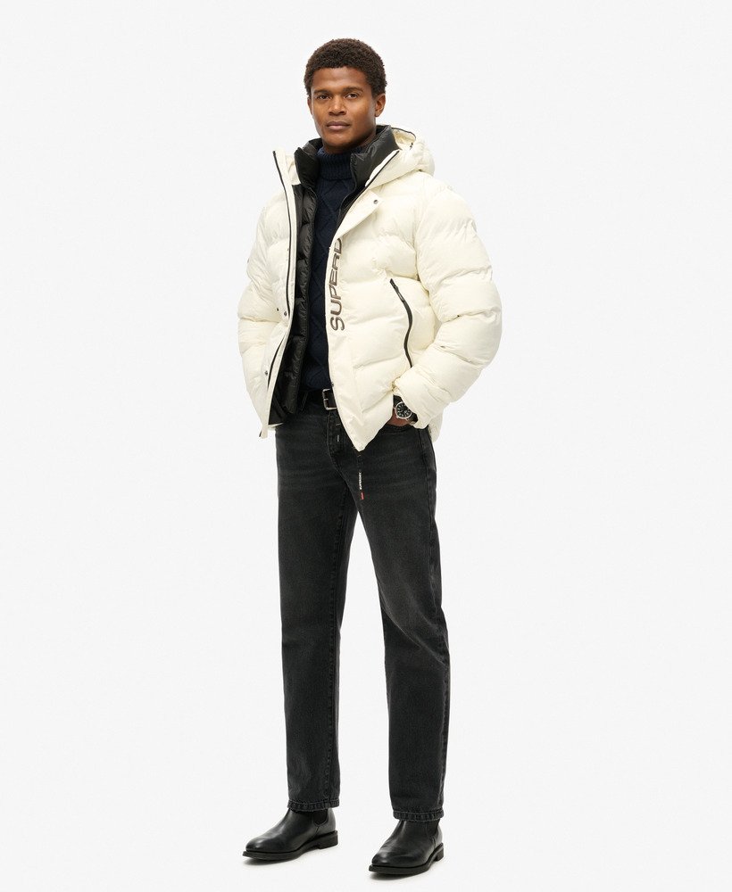 gewatteerde jas met capuchon en stadsprint in off white
