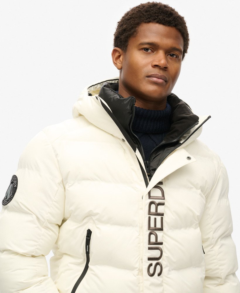 gewatteerde jas met capuchon en stadsprint in off white