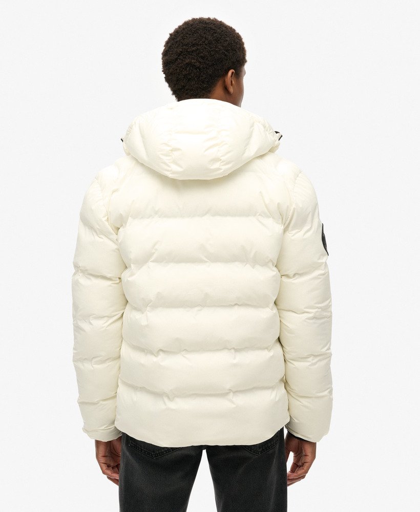 gewatteerde jas met capuchon en stadsprint in off white