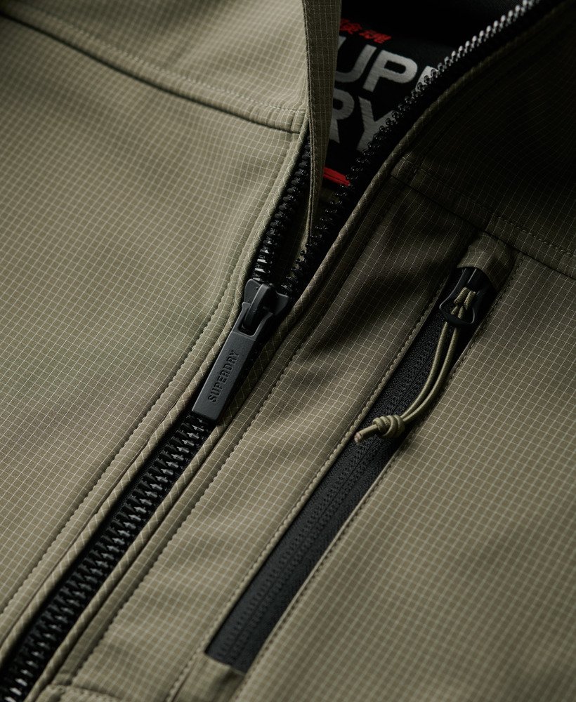 capuchonjack van ripstop softshell in stoffig olijfgroen