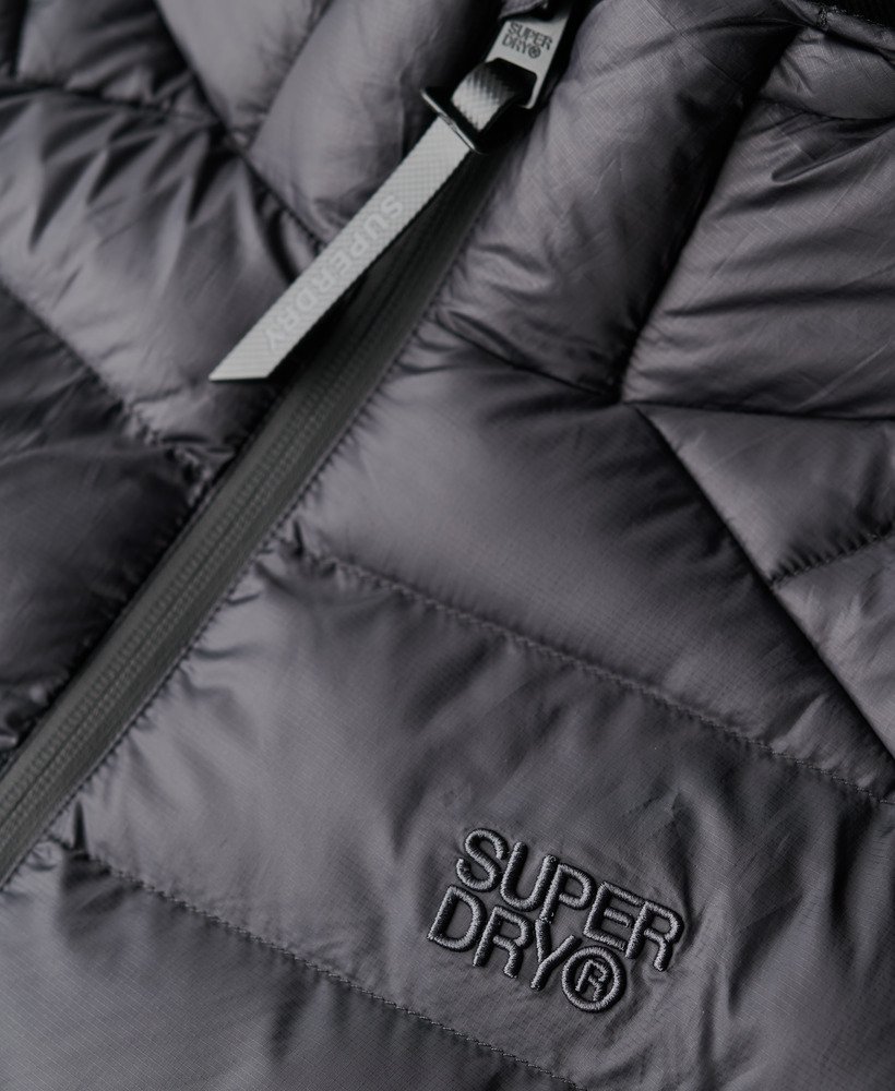 gebreide storm hybrid-jas met capuchon in donker antracietgrijs gemêleerd.