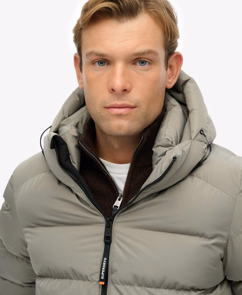 Sportieve pufferjas met capuchon