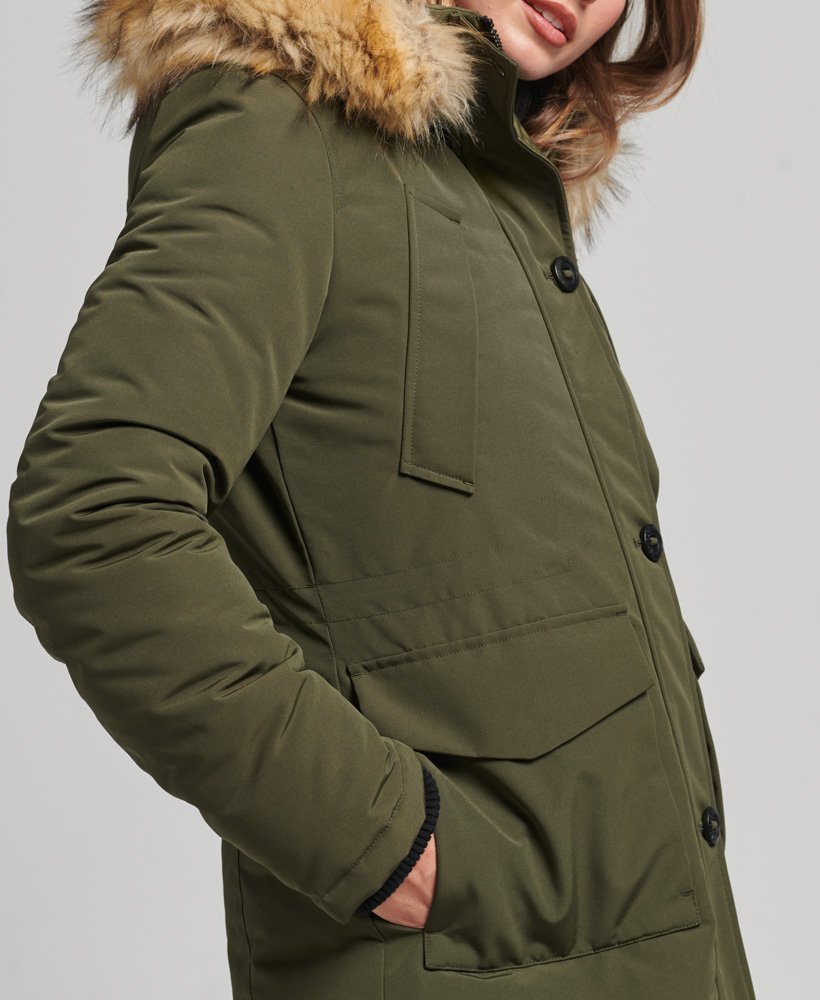 everest parka jas in olijfgroen afkomstig uit overtollige goederen.