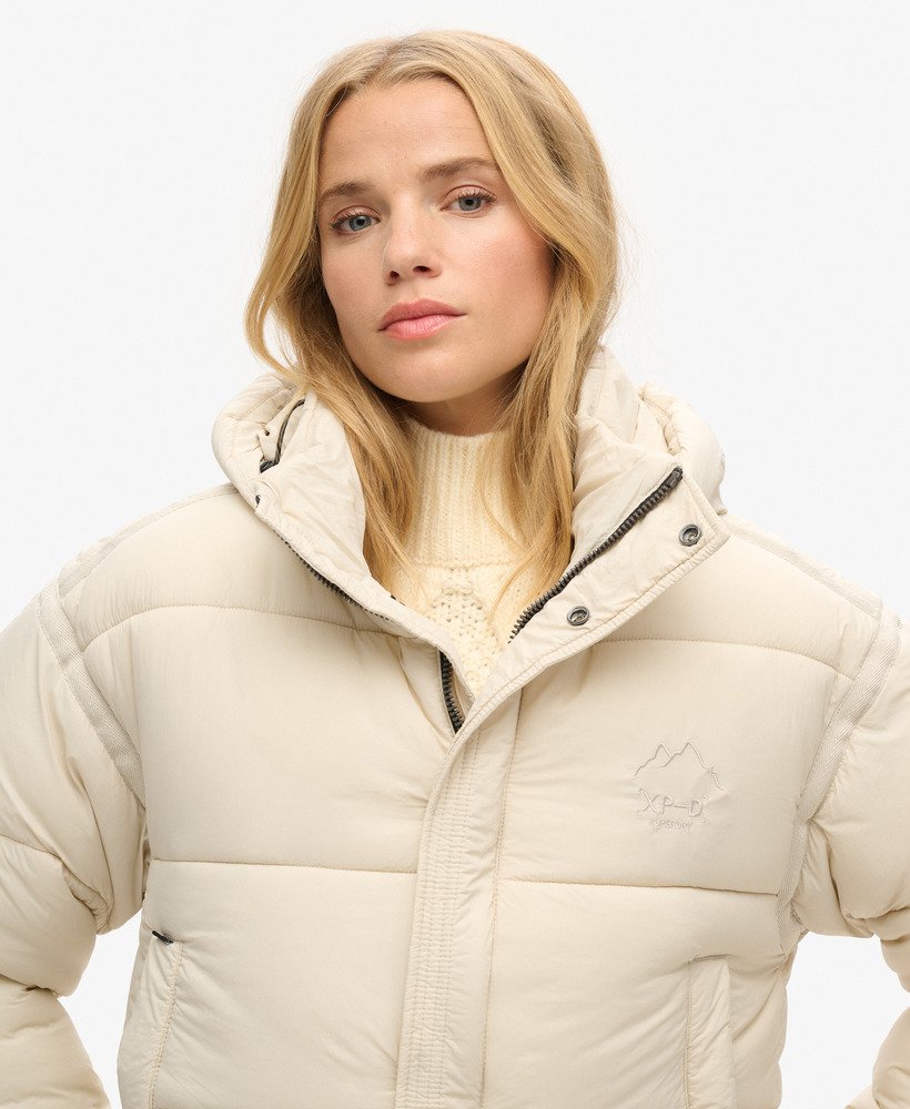 korte cocoon puffer jacket voor een regenachtige dag