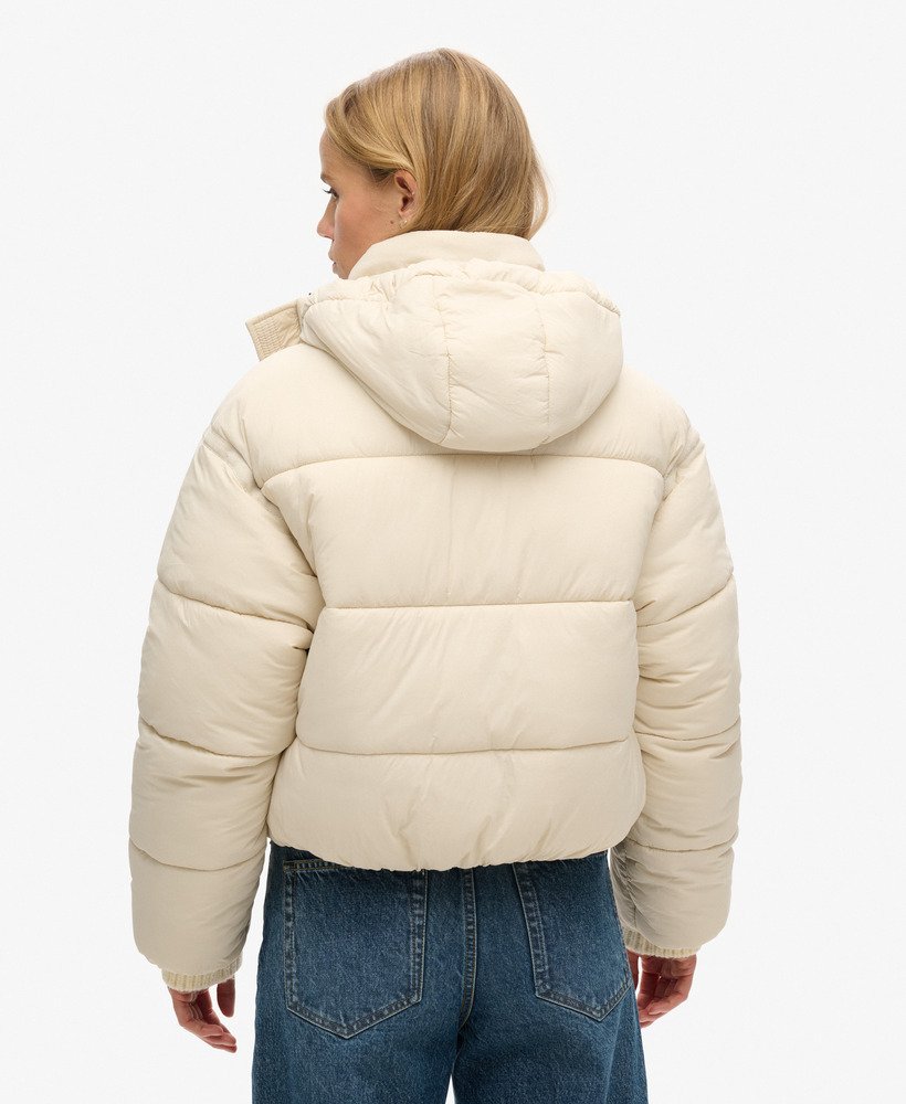 korte cocoon puffer jacket voor een regenachtige dag