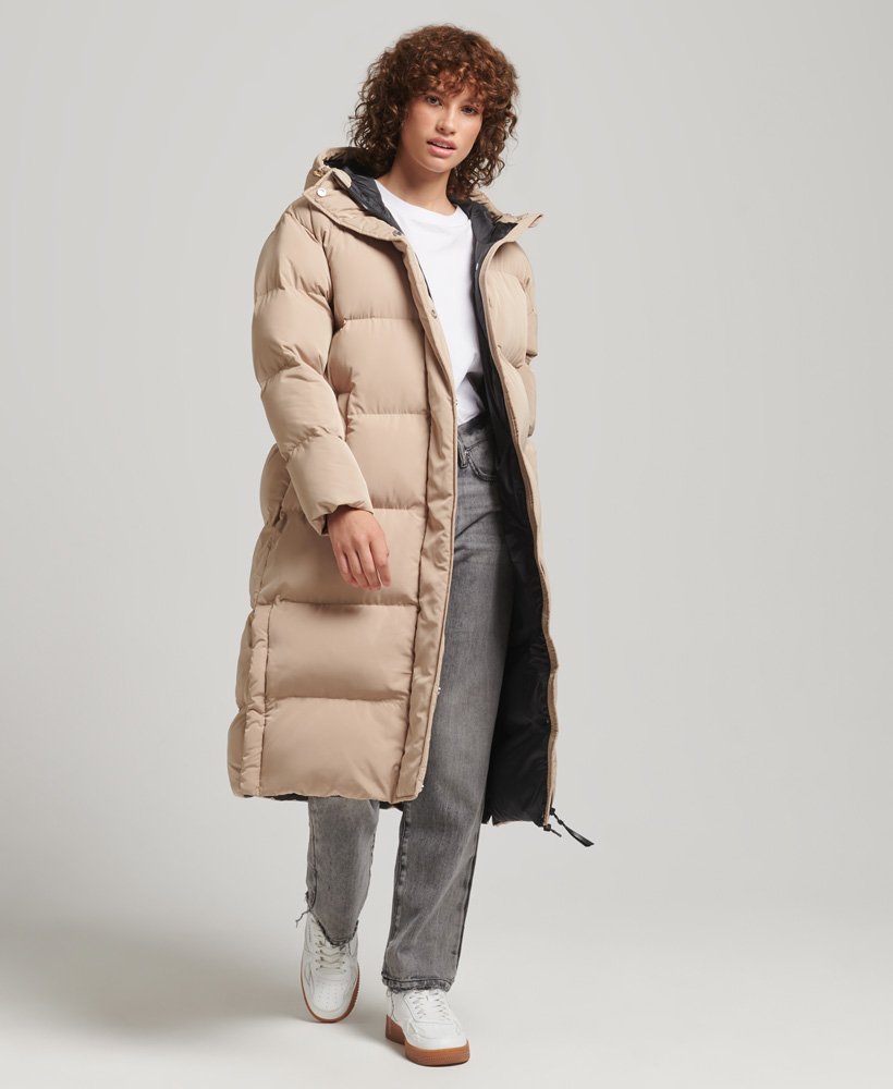 lange gewatteerde jas met capuchon in shaker beige