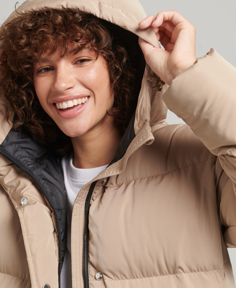 lange gewatteerde jas met capuchon in shaker beige