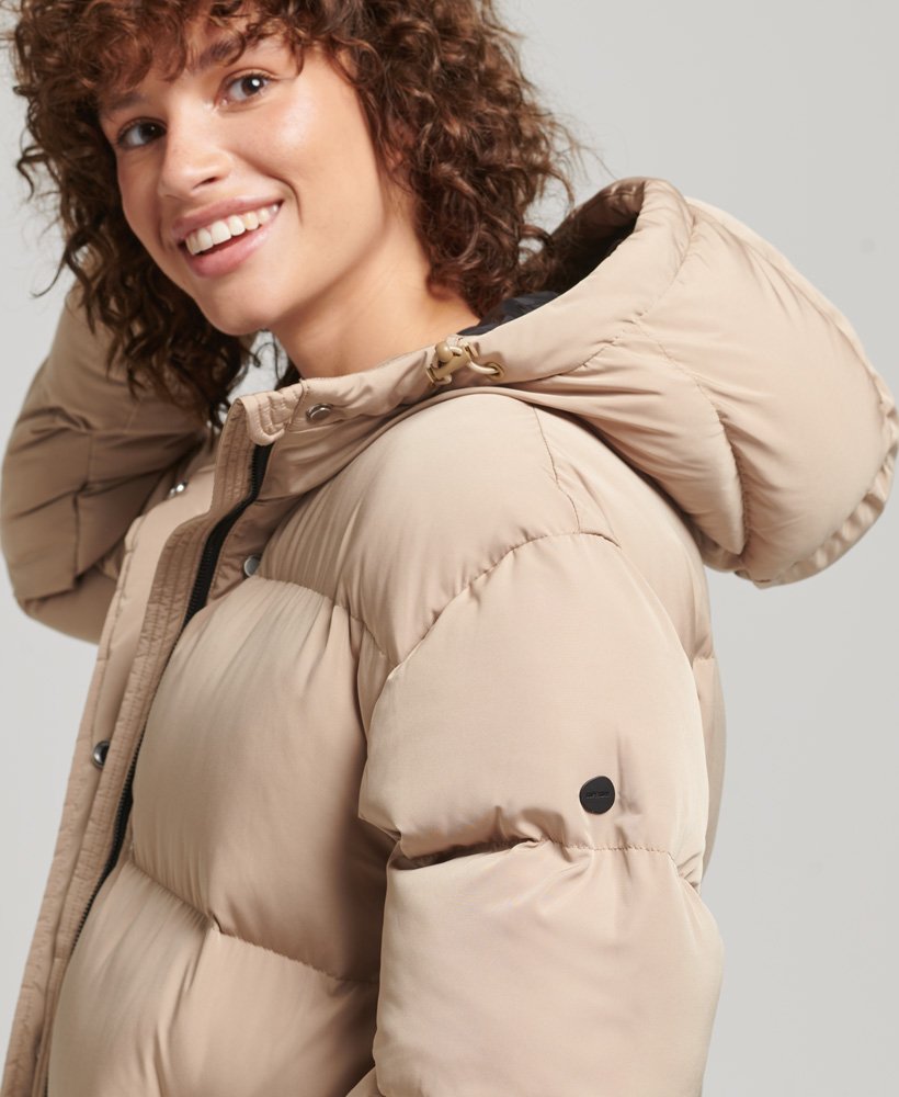 lange gewatteerde jas met capuchon in shaker beige
