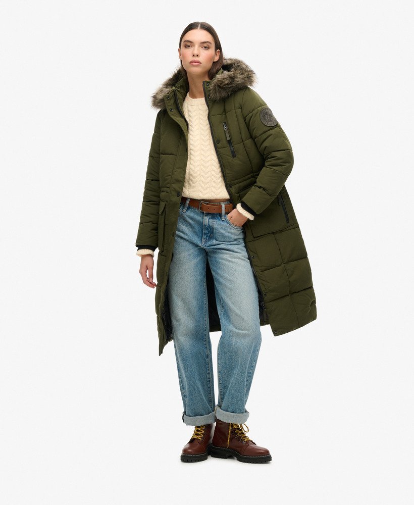 lange everest-jas van imitatiebont in olijfgroene kleur afkomstig uit overtollige goederen.