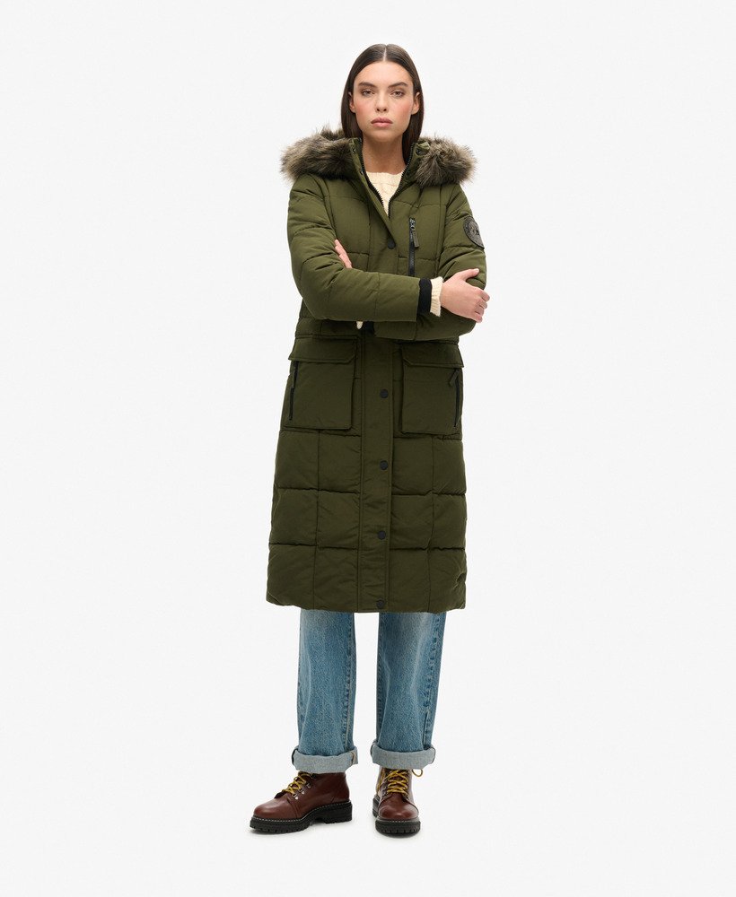 lange everest-jas van imitatiebont in olijfgroene kleur afkomstig uit overtollige goederen.