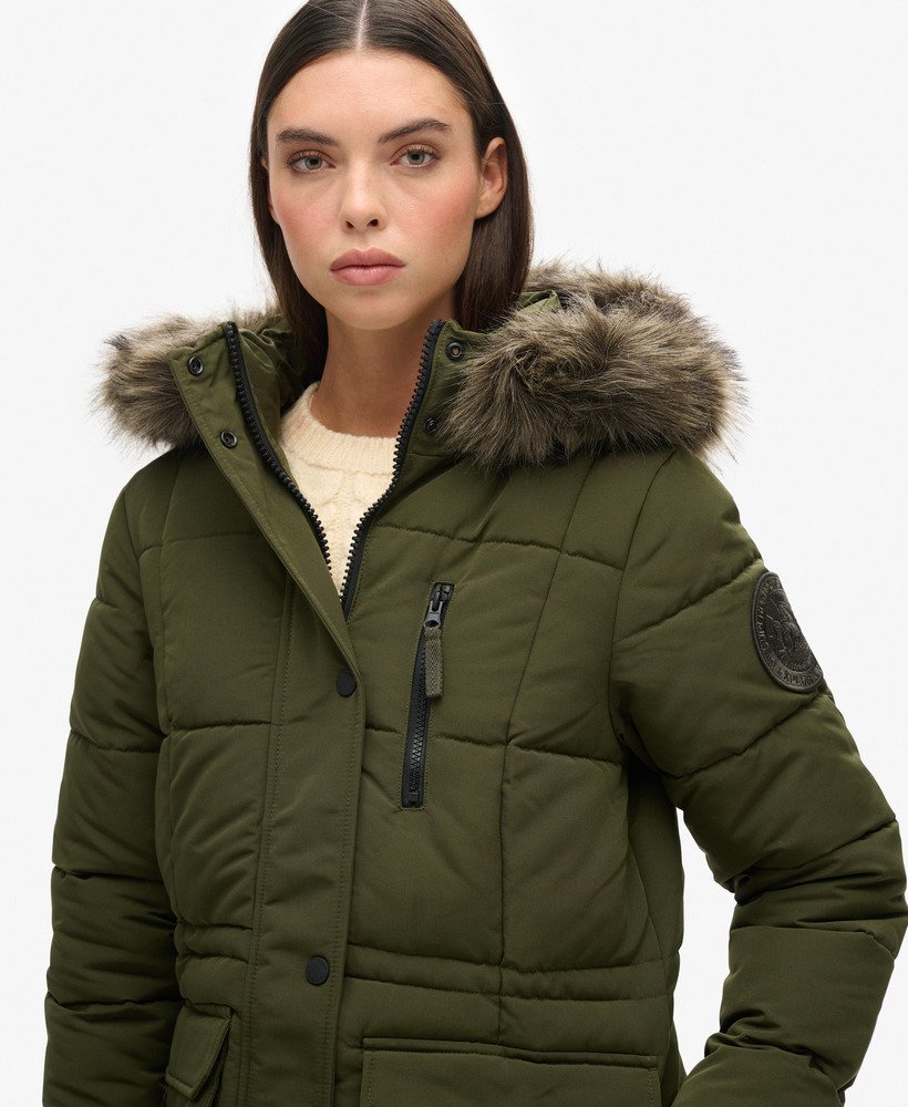 lange everest-jas van imitatiebont in olijfgroene kleur afkomstig uit overtollige goederen.