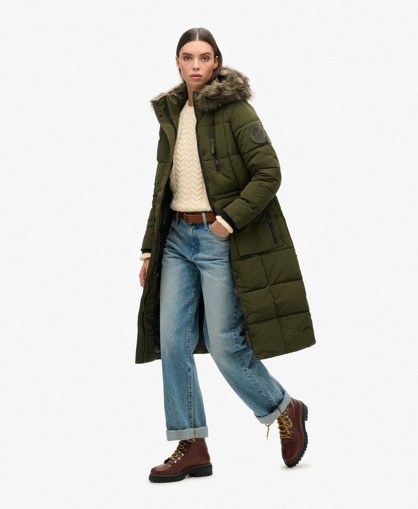 lange everest-jas van imitatiebont in olijfgroene kleur afkomstig uit overtollige goederen.