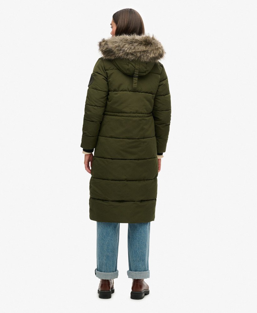 lange everest-jas van imitatiebont in olijfgroene kleur afkomstig uit overtollige goederen.