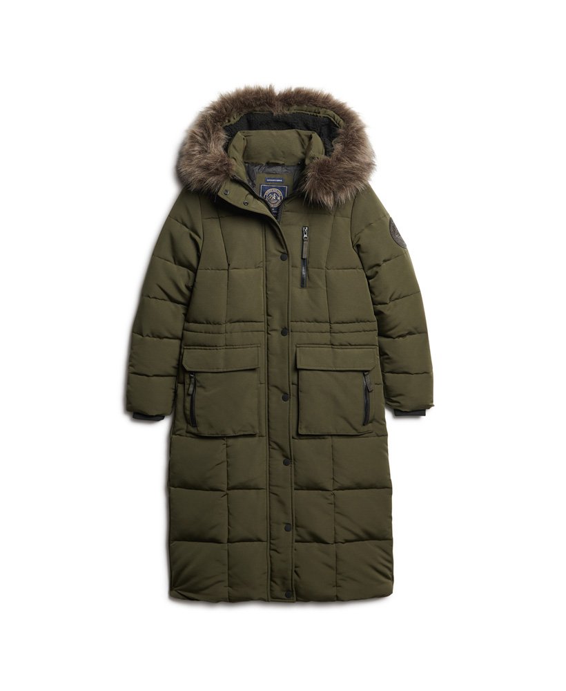 lange everest-jas van imitatiebont in olijfgroene kleur afkomstig uit overtollige goederen.