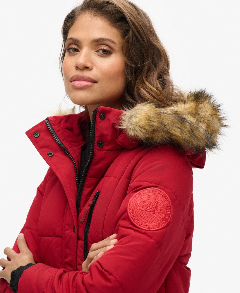 lange everest-jas van imitatiebont in rood