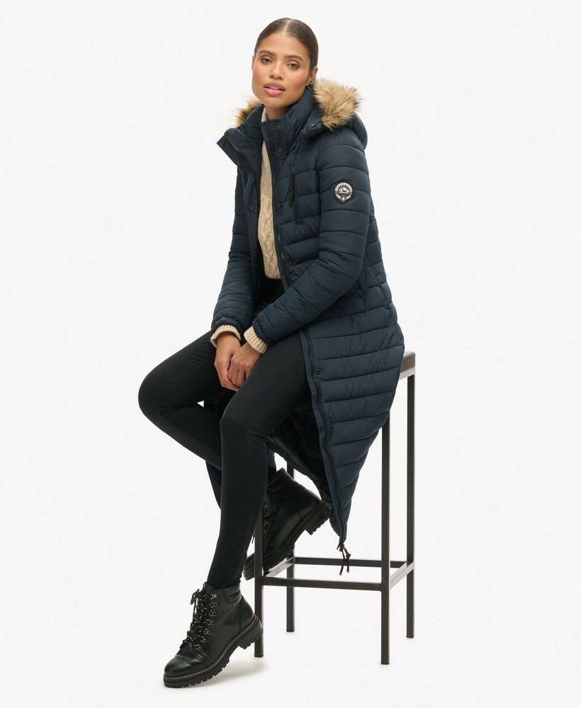 lange lichtgewicht pufferjas met capuchon van imitatiebont in de kleur eclipse navy.