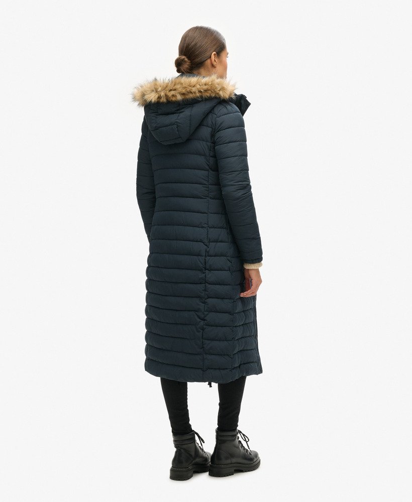 lange lichtgewicht pufferjas met capuchon van imitatiebont in de kleur eclipse navy.
