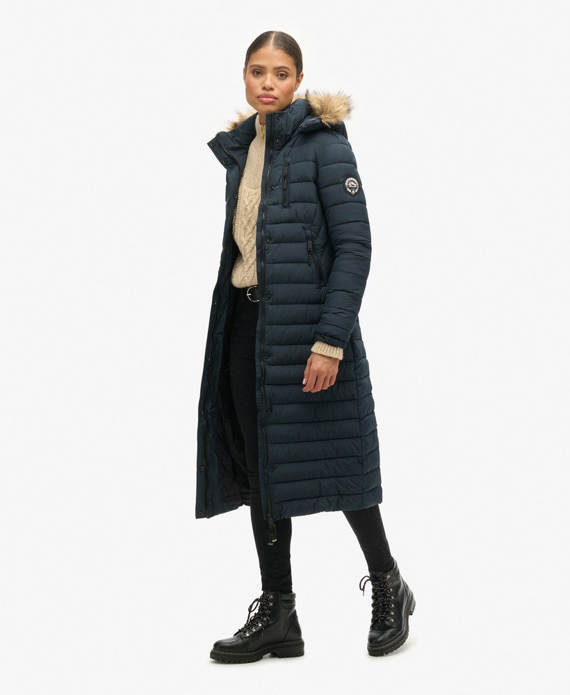 lange lichtgewicht pufferjas met capuchon van imitatiebont in de kleur eclipse navy.