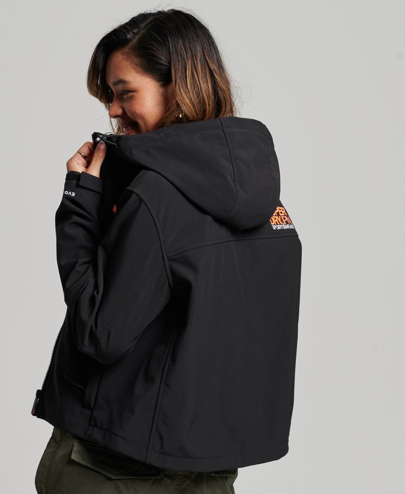 code trekker softshelljack met capuchon in zwart