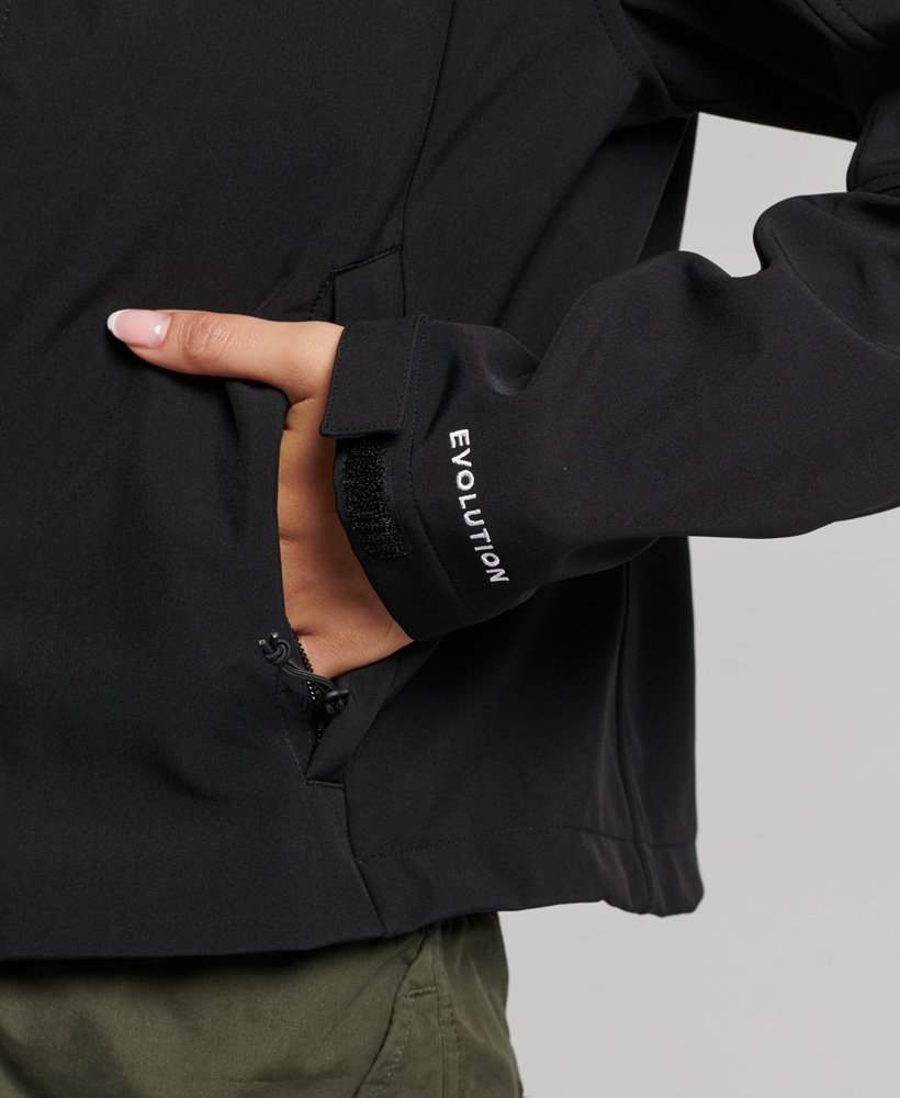 code trekker softshelljack met capuchon in zwart