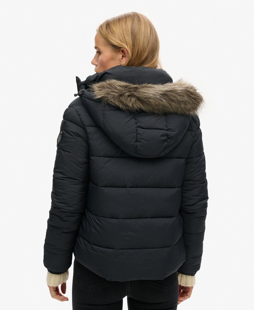 korte pufferjas met capuchon van imitatiebont in gitzwart.