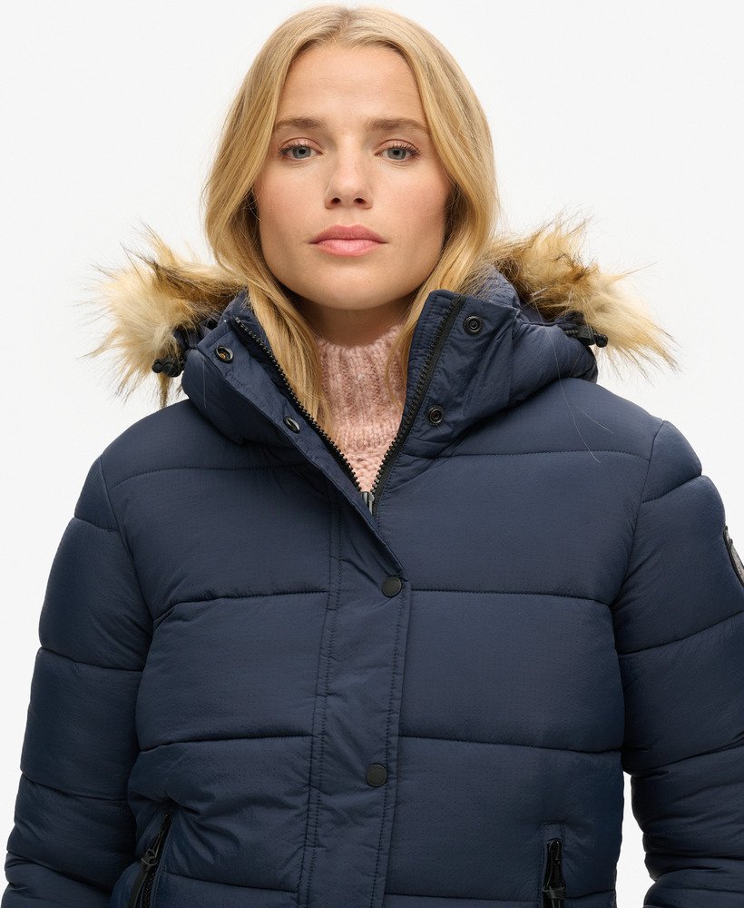 korte pufferjas met capuchon van imitatiebont in eclipse navy
