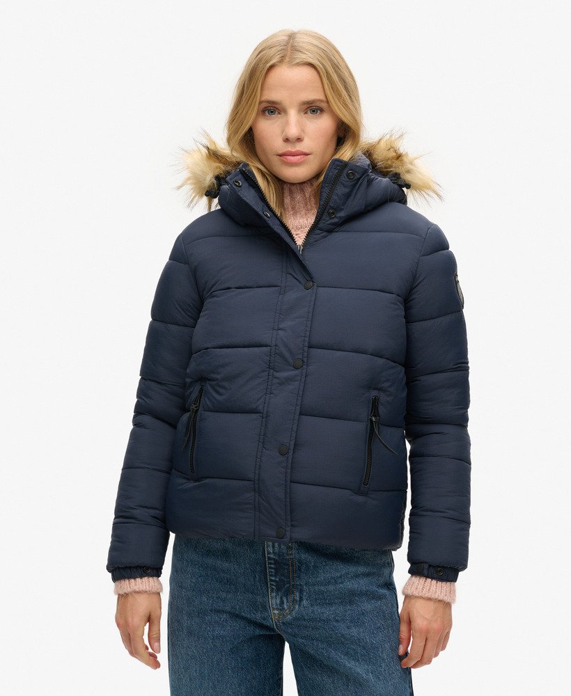 korte pufferjas met capuchon van imitatiebont in eclipse navy