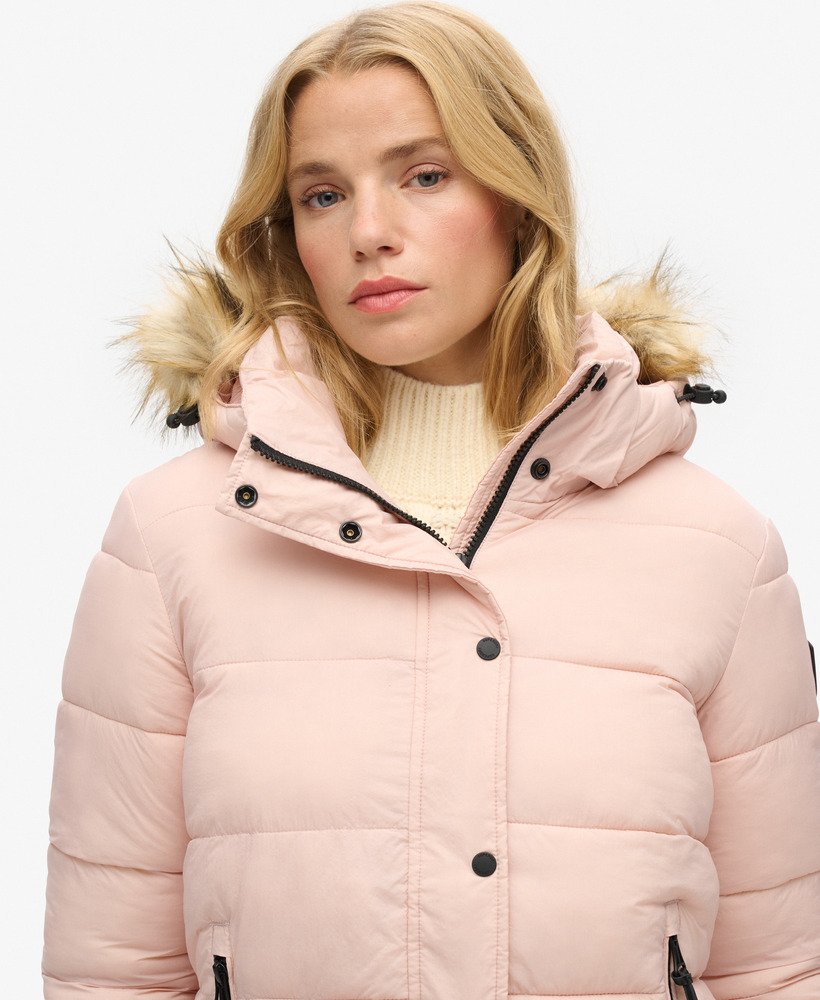 korte pufferjas met capuchon van imitatiebont in roze blush