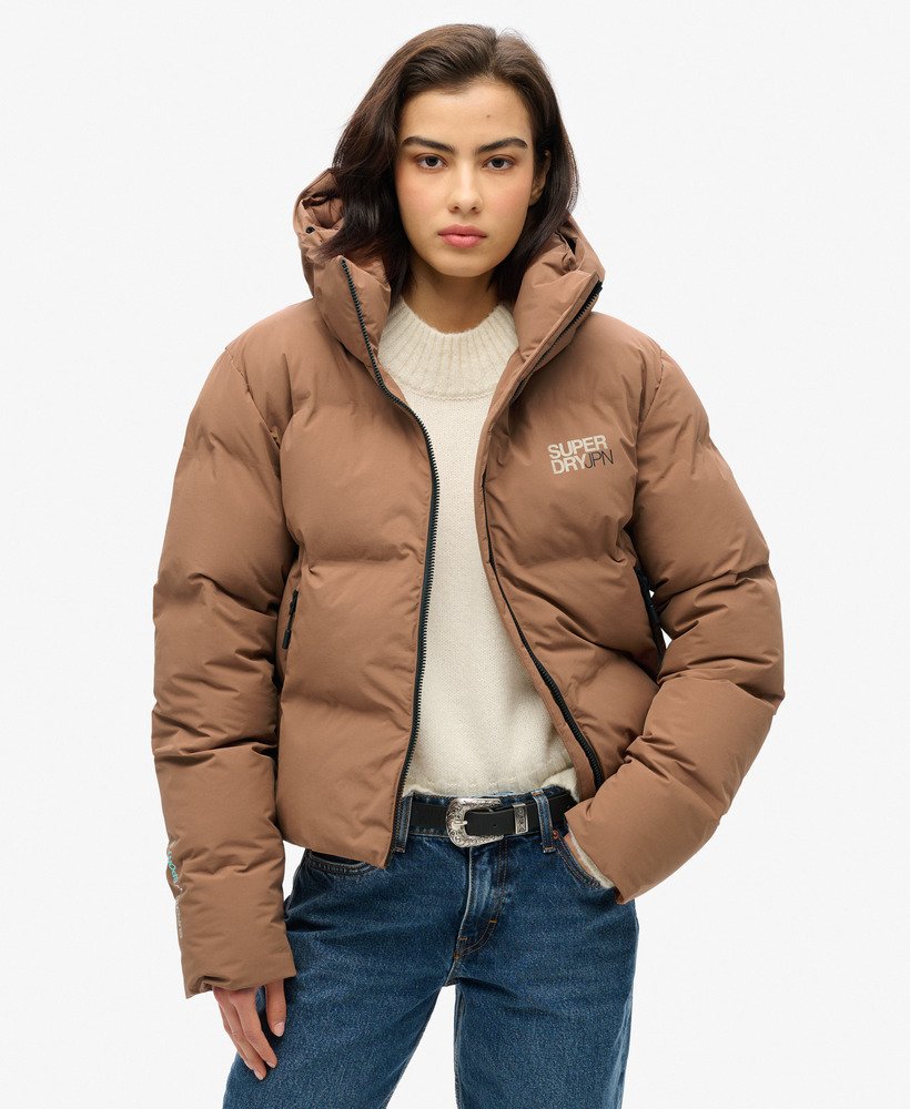 boxy pufferjas met capuchon in ruw leerbruin.