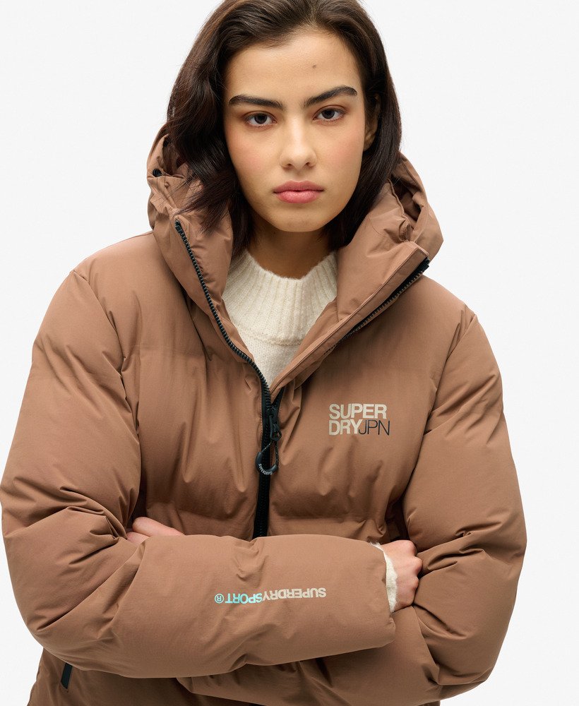 boxy pufferjas met capuchon in ruw leerbruin.