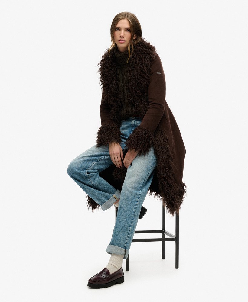 lange afghaanse jas met imitatiebontvoering in donkerbruin corduroy.