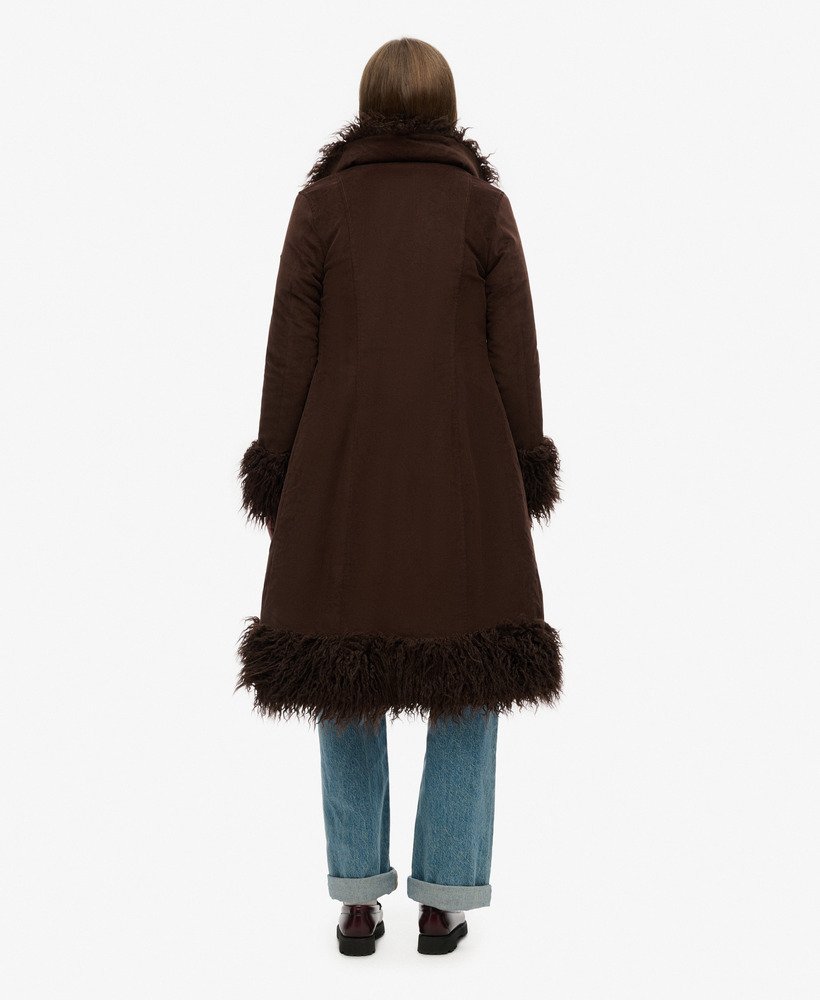 lange afghaanse jas met imitatiebontvoering in donkerbruin corduroy.