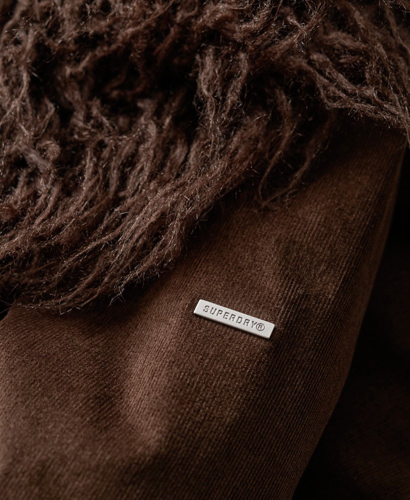lange afghaanse jas met imitatiebontvoering in donkerbruin corduroy.