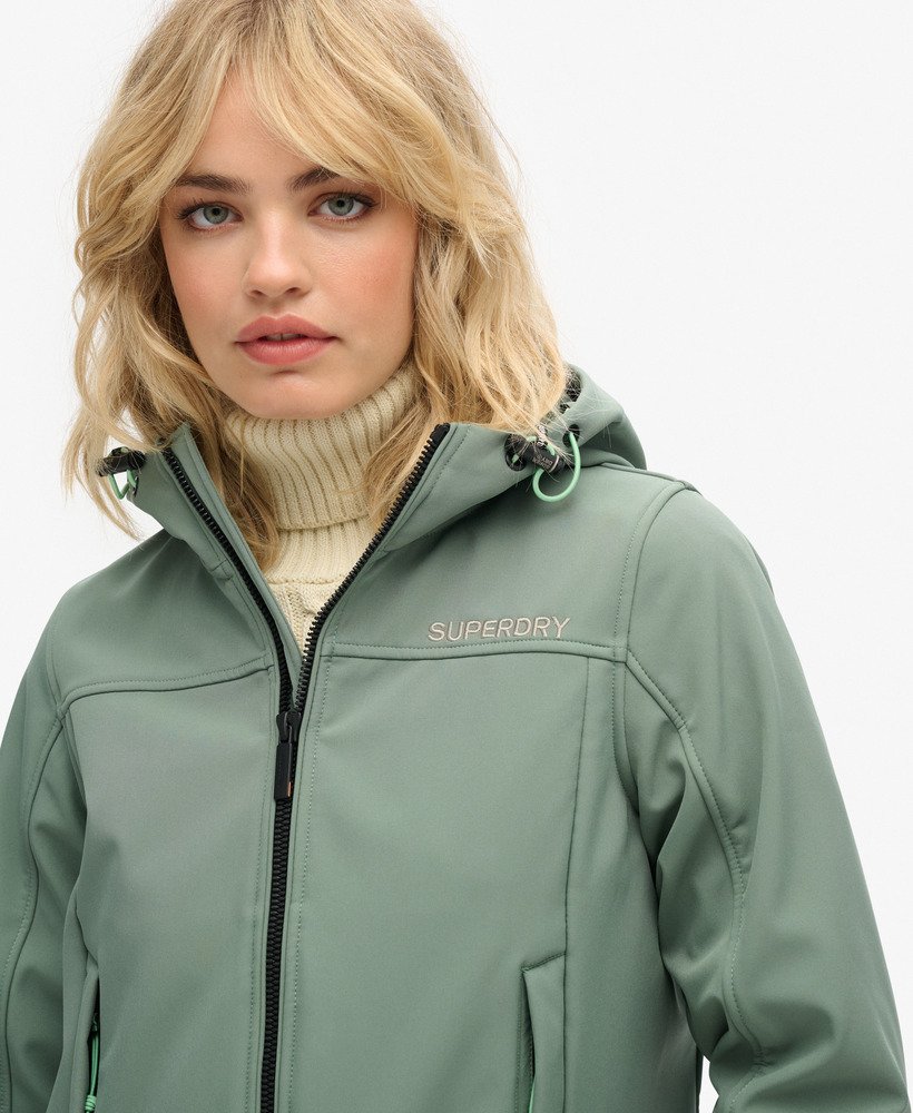 softshell trekkersjas met capuchon in laurel khaki