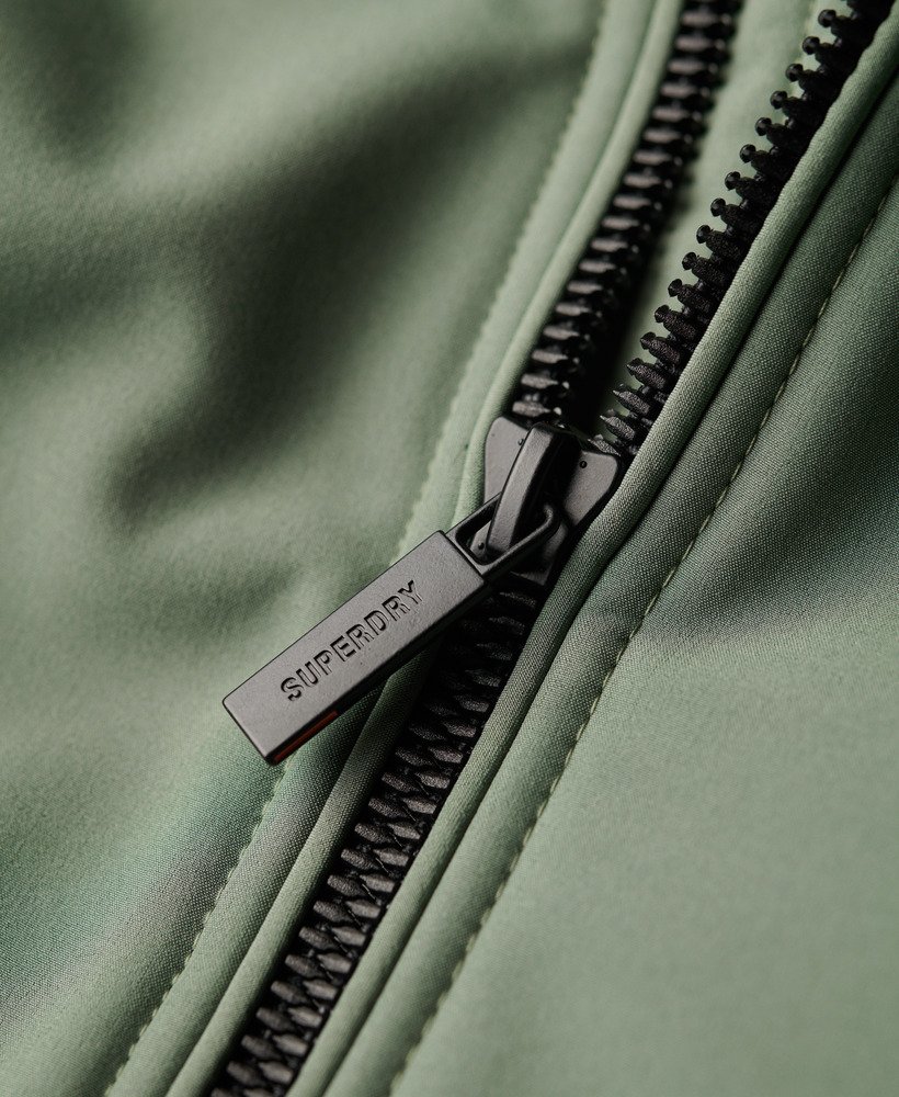 softshell trekkersjas met capuchon in laurel khaki