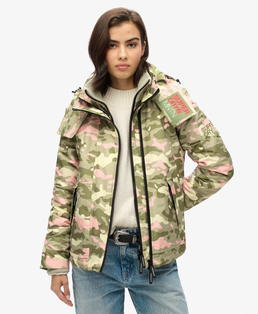 windjack met capuchon in zeegrasgroen met roze camouflageprint