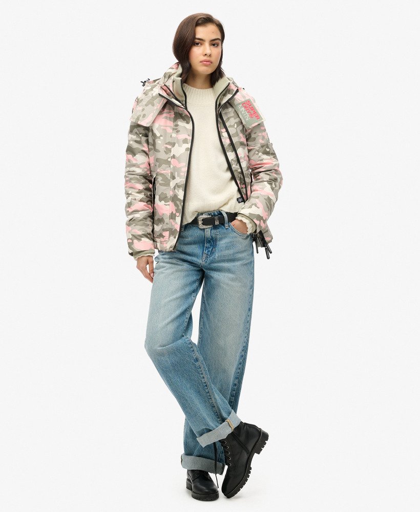 windjack met capuchon in zeegrasgroen met roze camouflageprint