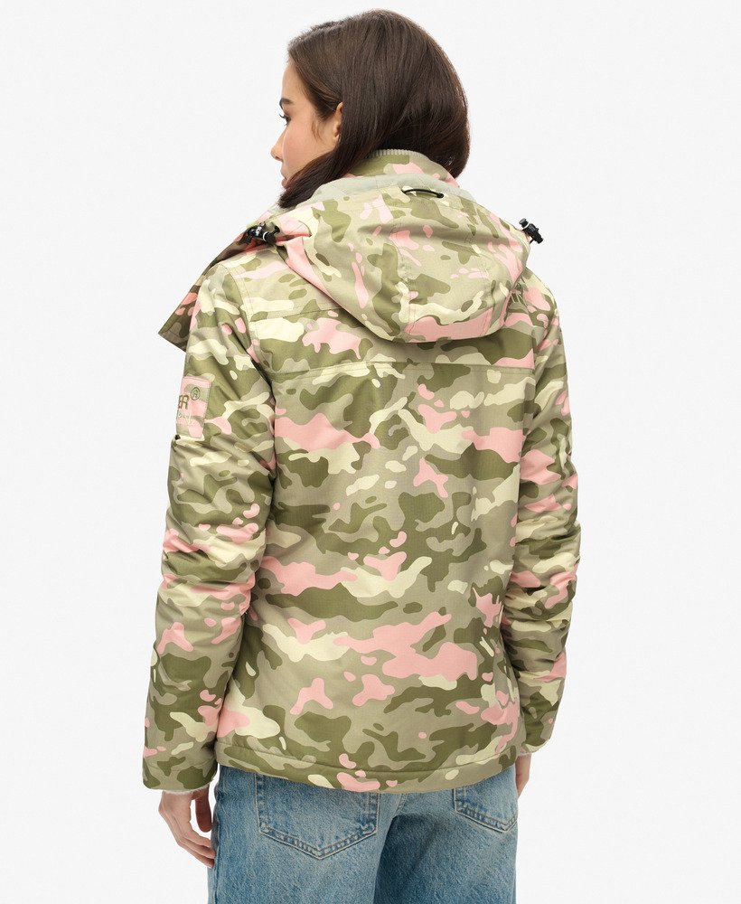 windjack met capuchon in zeegrasgroen met roze camouflageprint