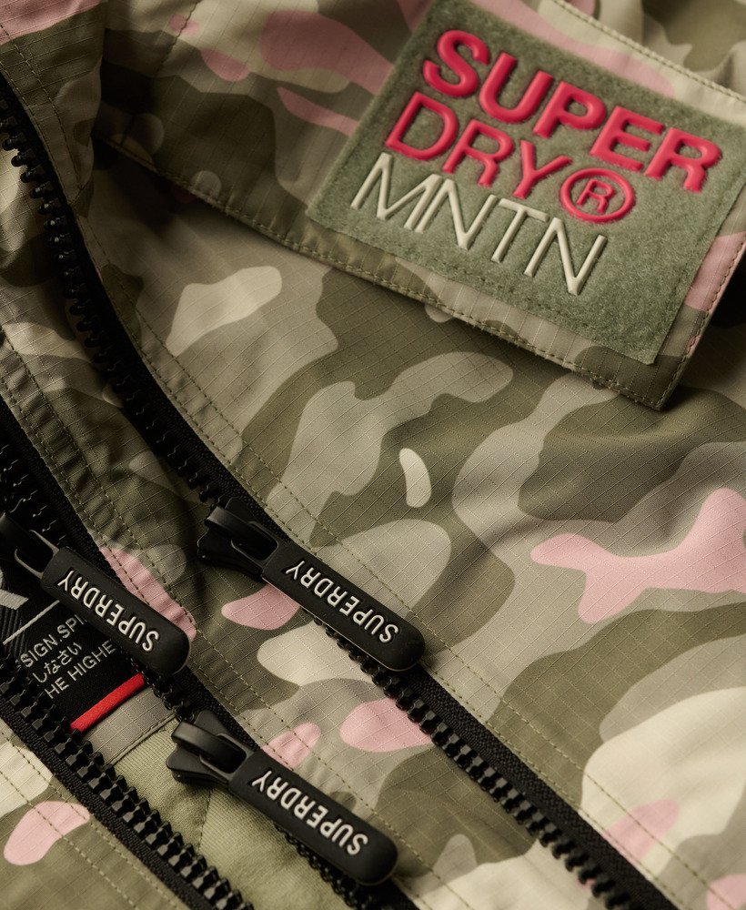 windjack met capuchon in zeegrasgroen met roze camouflageprint