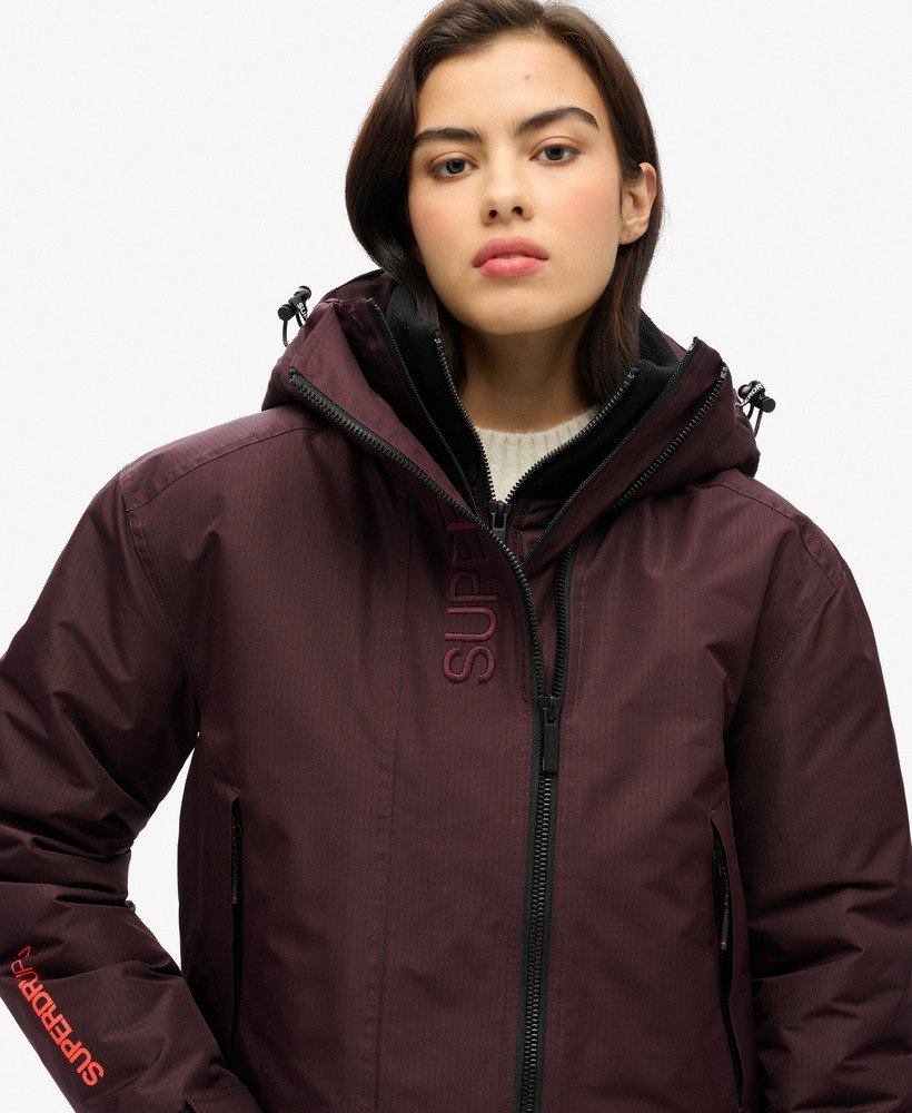geborduurde windbreaker met capuchon in rokerig auberginepaars