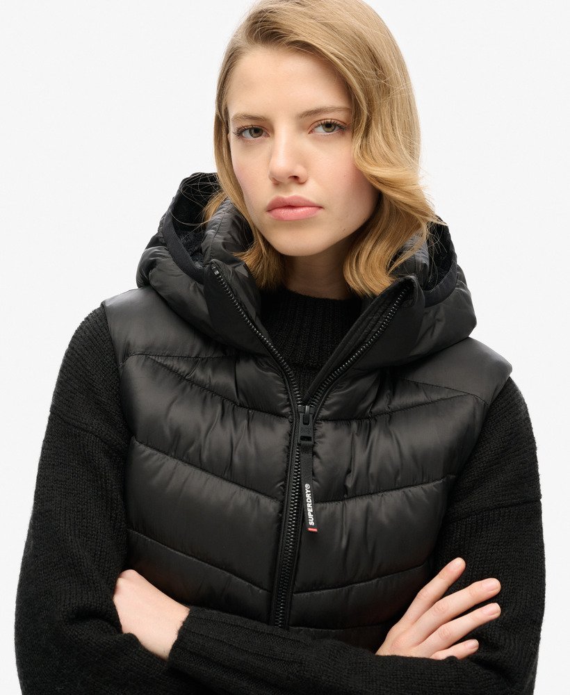capuchonvest met fuji-quiltpatroon en vulling in zwart