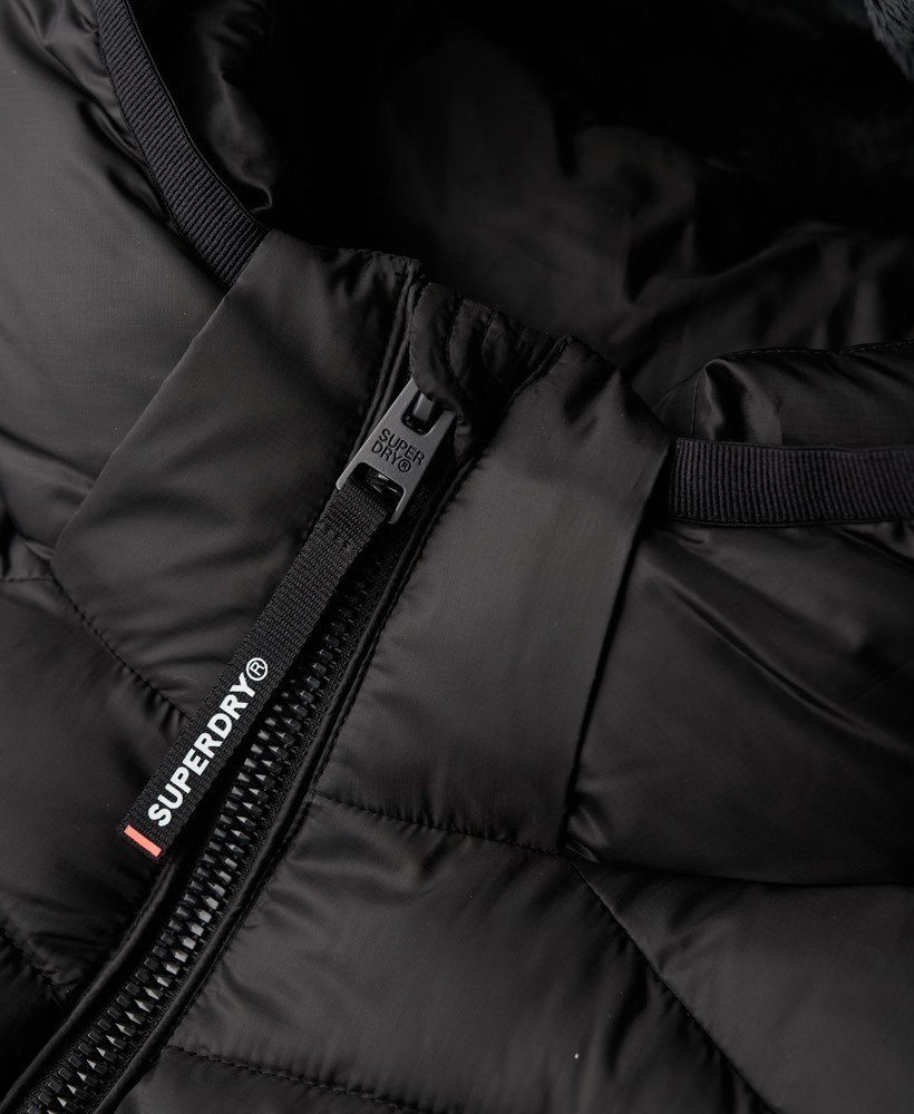 capuchonvest met fuji-quiltpatroon en vulling in zwart