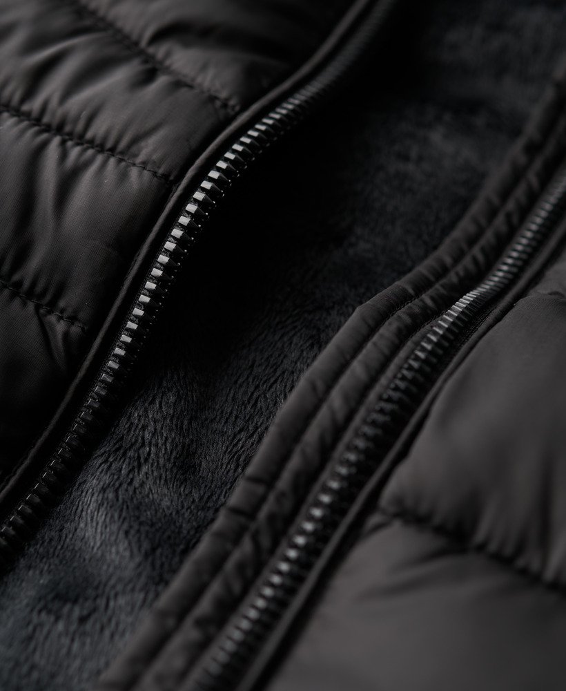 capuchonvest met fuji-quiltpatroon en vulling in zwart